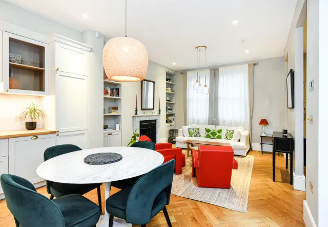 Ladbroke Walk, holiday mews in Holland Park, London