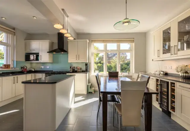 Pensford Avenue, holiday home in Kew, London