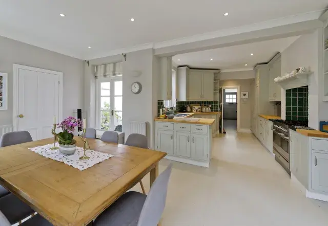 Frewin Road, holiday home in Wandsworth, London