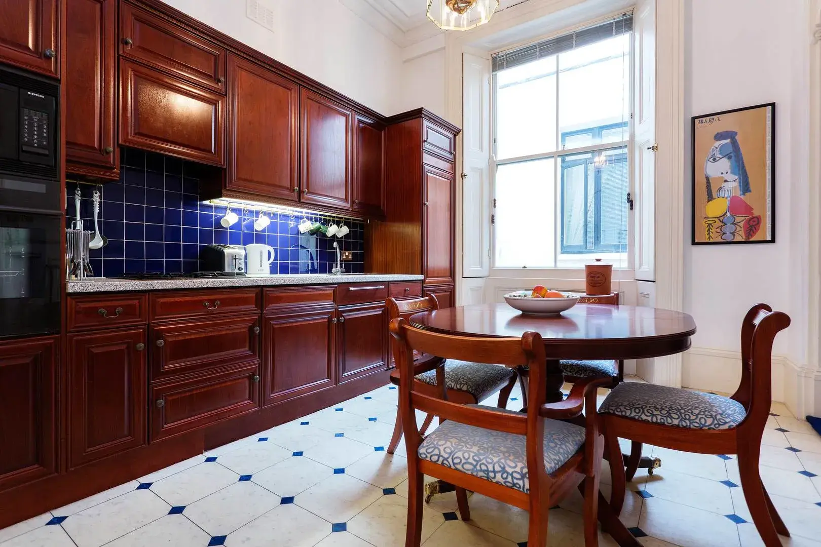 Queen's Gardens, holiday home in Bayswater, London