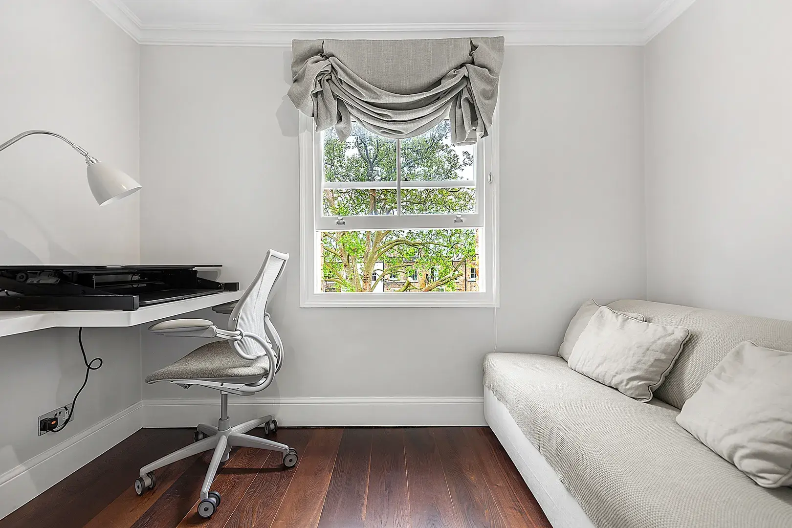 Cathcart Road, holiday home in Chelsea, London